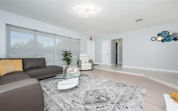 810 S Rainbow Dr in Hollywood, FL - Building Photo - Building Photo