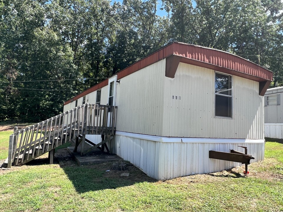 111 Whittle Park Dr in Seneca, SC - Building Photo