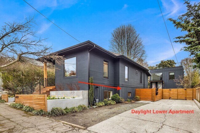4408 Thackeray Pl NE in Seattle, WA - Building Photo - Building Photo