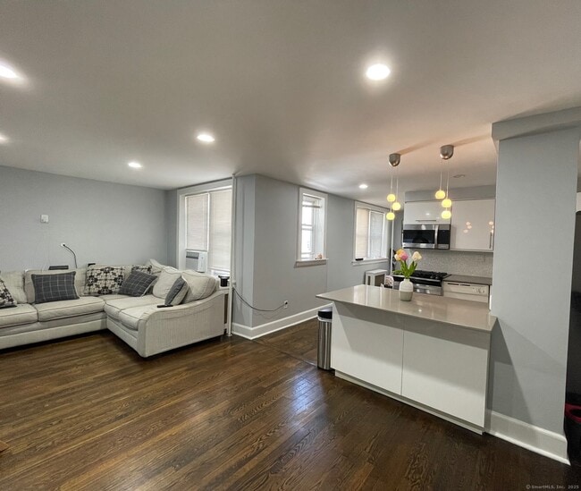 22 Glenbrook Rd in Stamford, CT - Foto de edificio - Building Photo