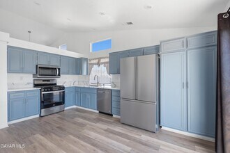 44762 Shadowcrest Dr in Lancaster, CA - Building Photo - Building Photo