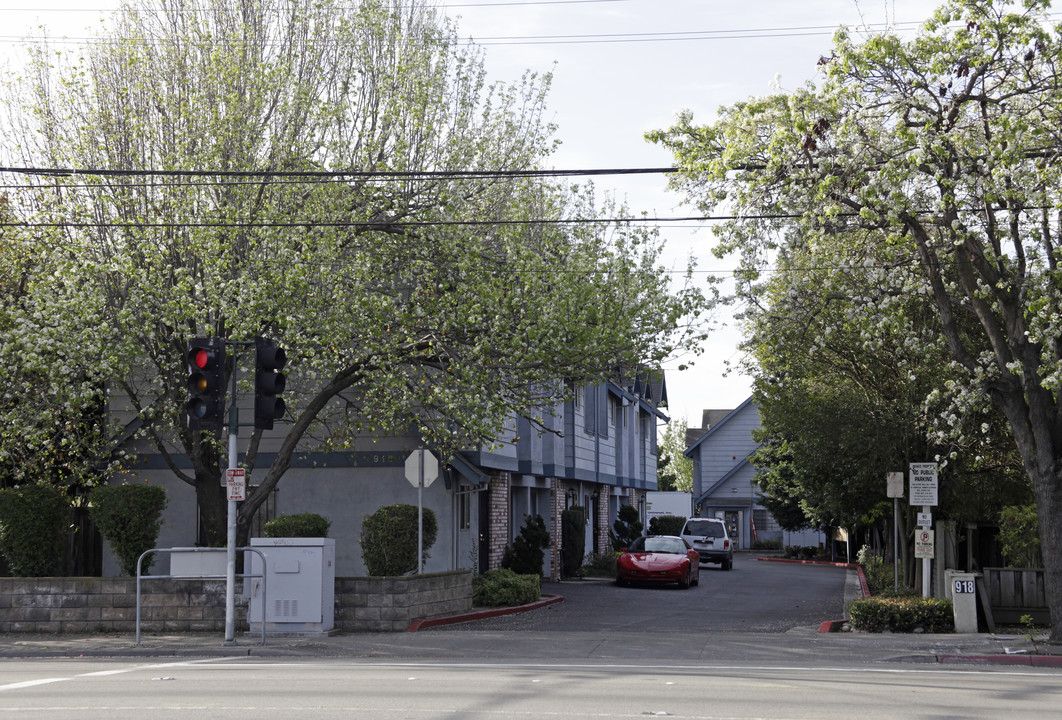 918 W Tennyson Rd in Hayward, CA - Building Photo