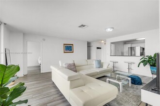 13499 Biscayne Blvd, Unit PENTHOUSE UPGRADED in North Miami, FL - Foto de edificio - Building Photo