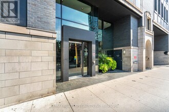 125-3125 Peter St in Toronto, ON - Building Photo - Building Photo