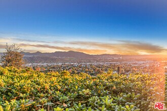 1716 Vía La Paz in Burbank, CA - Building Photo - Building Photo