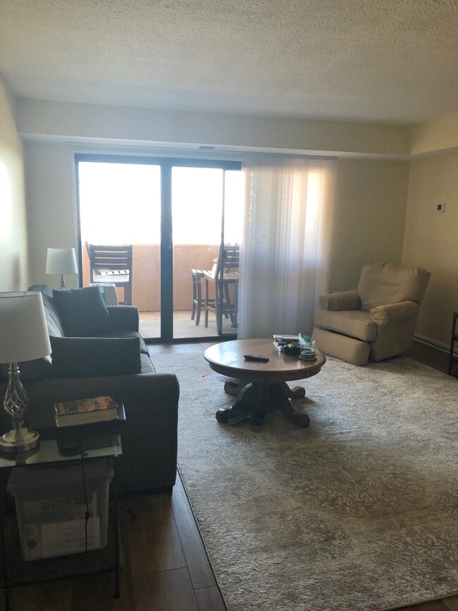 1301 N Courthouse Rd, Unit 1406 in Arlington, VA - Foto de edificio - Building Photo