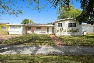 1081 NE 179th St in North Miami Beach, FL - Building Photo