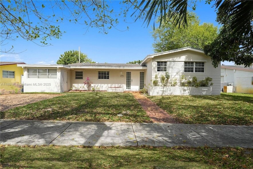 1081 NE 179th St in North Miami Beach, FL - Building Photo