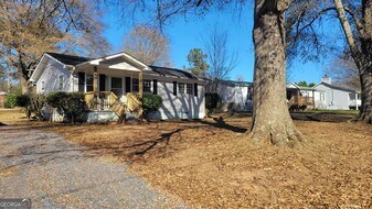 130 Bowman Rd in Lindale, GA - Building Photo