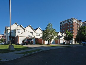 Ellicott Town Center in Buffalo, NY - Foto de edificio - Building Photo