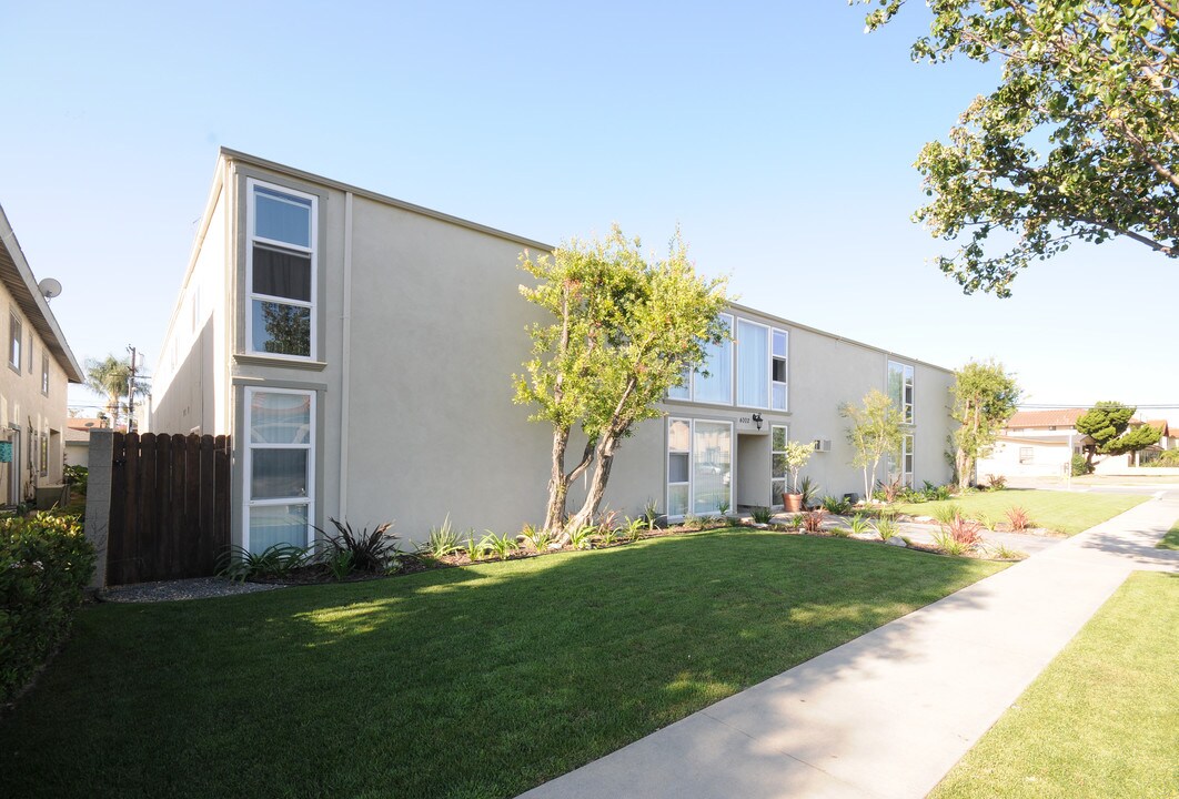 Howard Apartments in Los Alamitos, CA - Building Photo