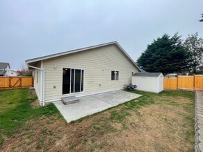 1853 SW Olive St in Oak Harbor, WA - Foto de edificio - Building Photo