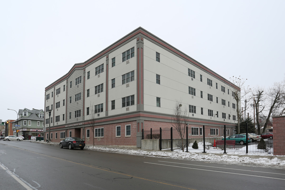 Seneca Cazenovia Community Square in Buffalo, NY - Foto de edificio