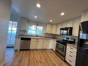 40034 Village 40 in Camarillo, CA - Building Photo - Building Photo