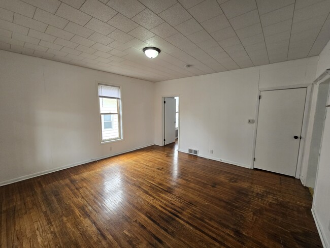1122 W 8th St in Cedar Falls, IA - Building Photo - Building Photo