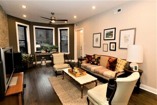 2019 N Hoyne Ave in Chicago, IL - Building Photo