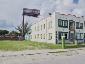 676 NW 47th St in Miami, FL - Building Photo - Building Photo