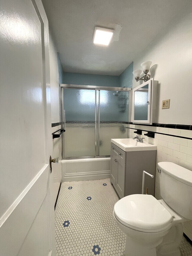 58 Edgecliff Rd, Unit 2 in Watertown, MA - Building Photo - Building Photo