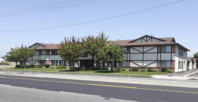 Dove Manor Apartments in Anaheim, CA - Building Photo - Building Photo