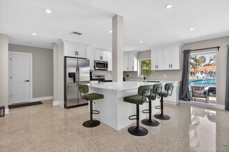 2433 SE 10th St in Pompano Beach, FL - Building Photo - Building Photo