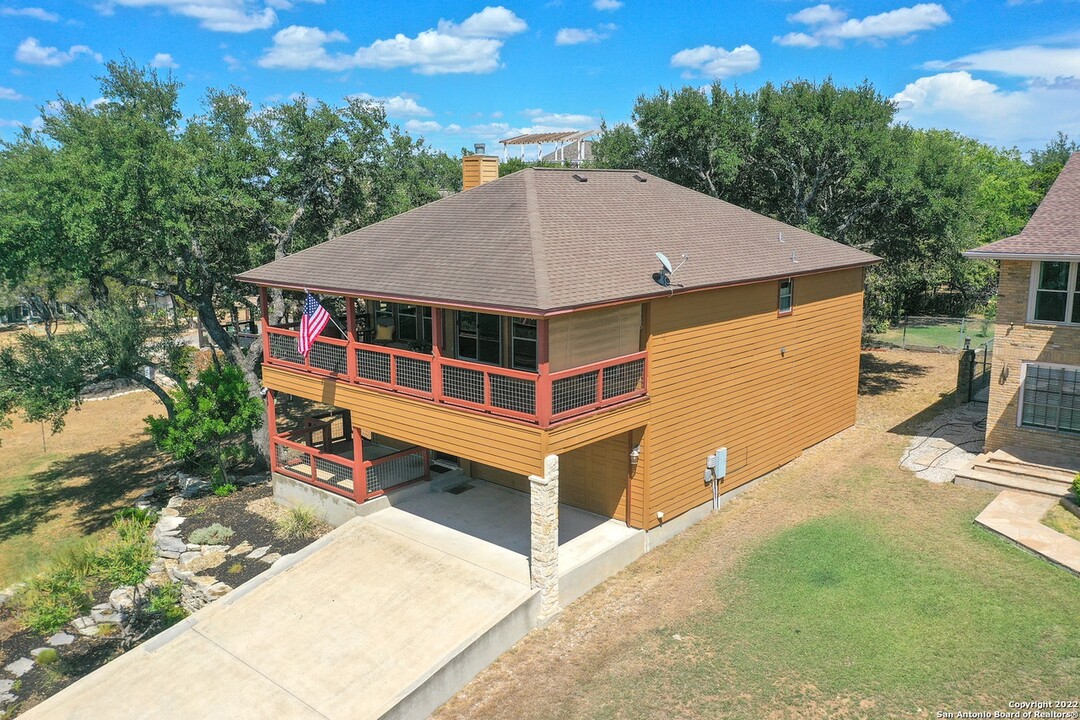 1472 Lakeside Dr W in Canyon Lake, TX - Building Photo