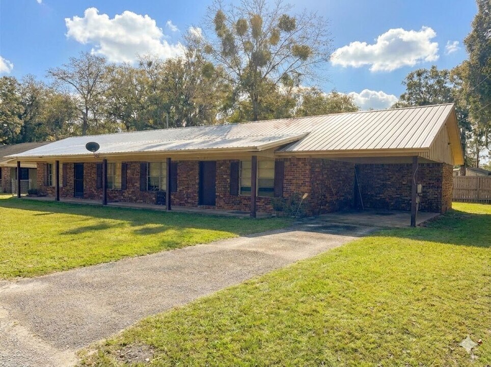 995 Live Oak Dr in Hinesville, GA - Building Photo