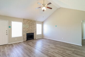 404 Ridge Dr in Everman, TX - Foto de edificio - Building Photo