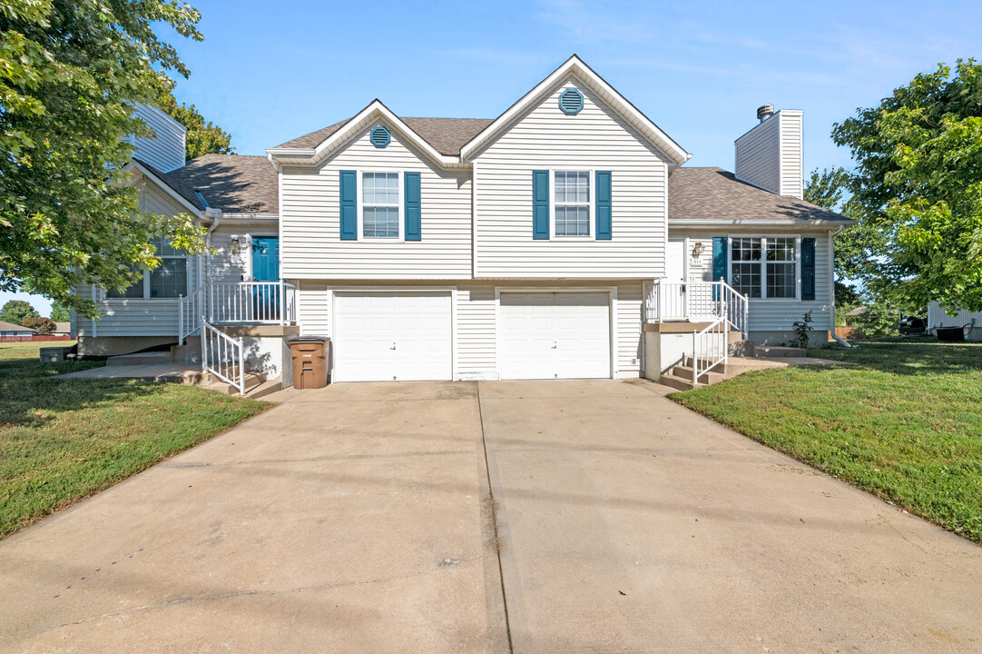 Allen Court in Raymore, MO - Building Photo