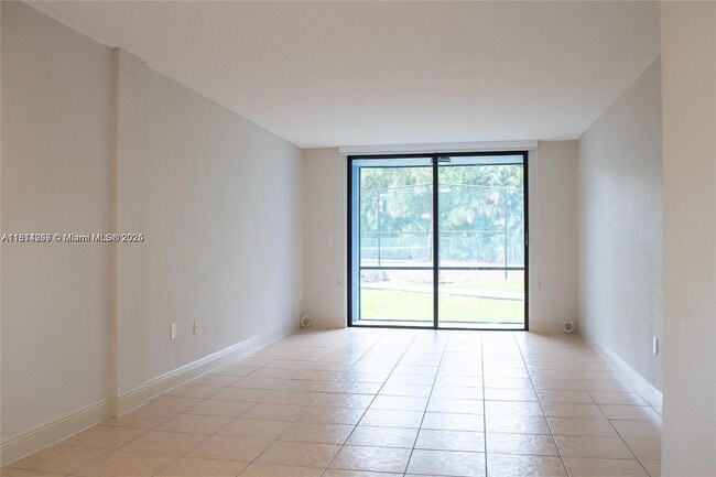 9460 Fontainebleau Blvd in Miami, FL - Building Photo - Building Photo