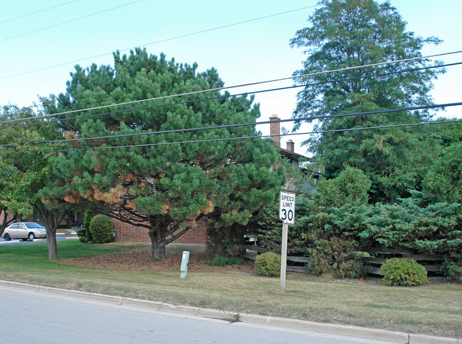 Pleasant Oakes in Racine, WI - Building Photo - Building Photo