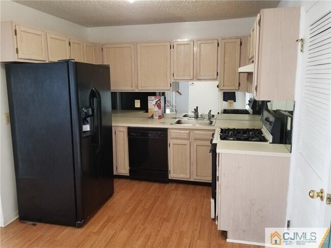 24 Prestwick Way in Edison, NJ - Building Photo - Building Photo