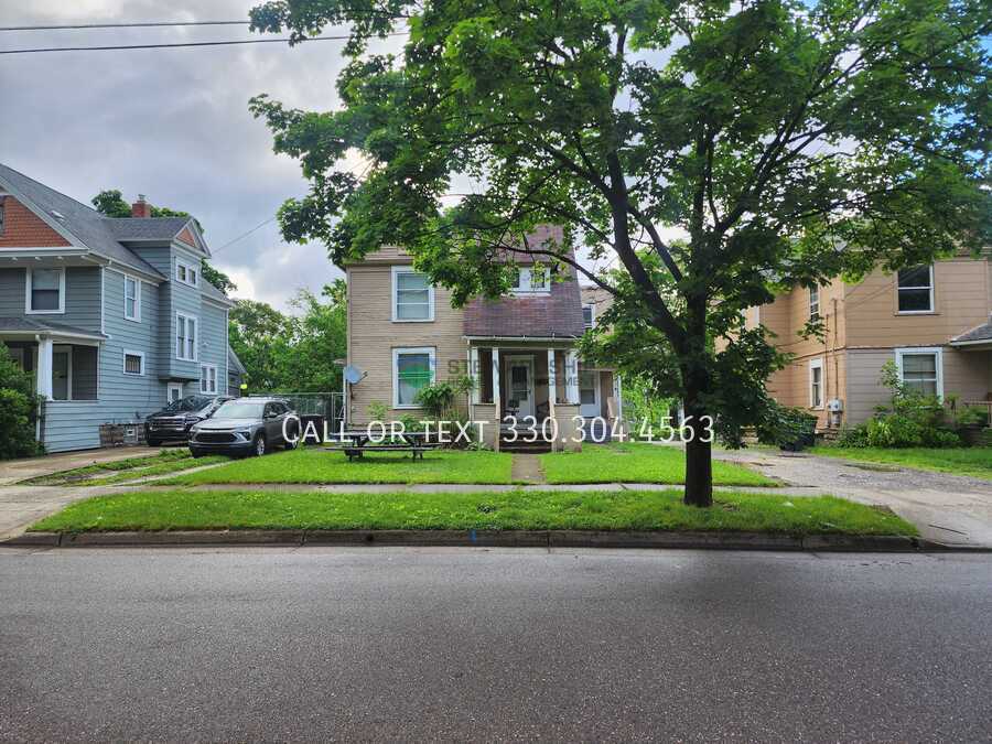 147 Rhodes Ave in Akron, OH - Building Photo