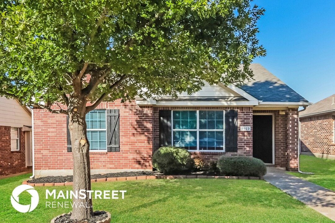 8923 Redford Rd in Cross Roads, TX - Foto de edificio