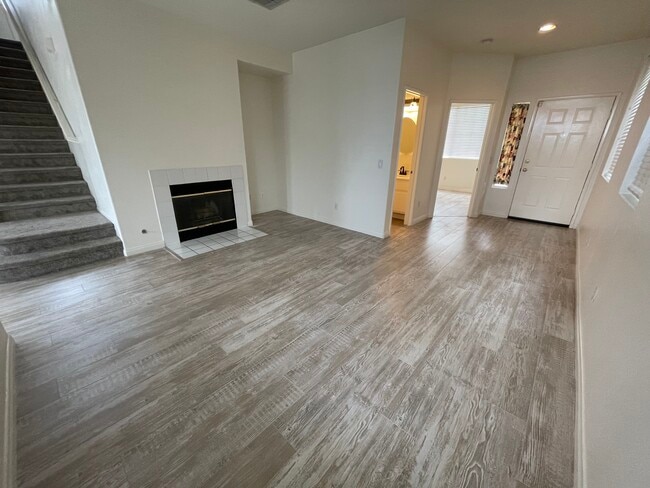 2300 Jeans Ct in Signal Hill, CA - Building Photo - Building Photo
