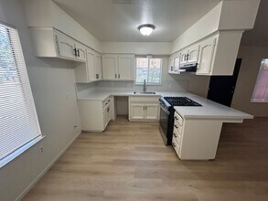 2149-2149 S Divisadero St in Visalia, CA - Building Photo - Building Photo