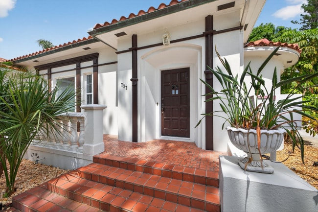 737 19th Ave N in St. Petersburg, FL - Foto de edificio - Building Photo