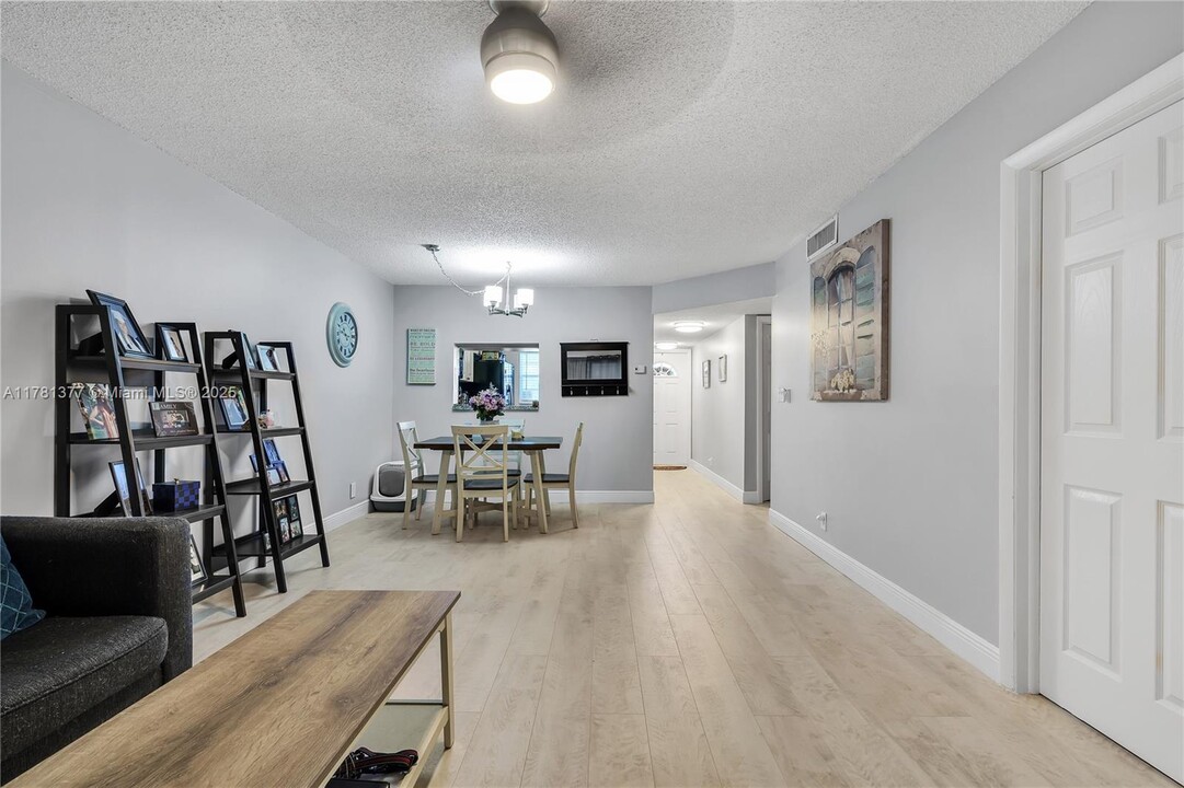 3777 NW 78th Ave in Hollywood, FL - Foto de edificio