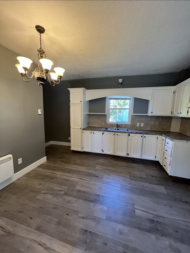property at 998-998 Riverside Dr