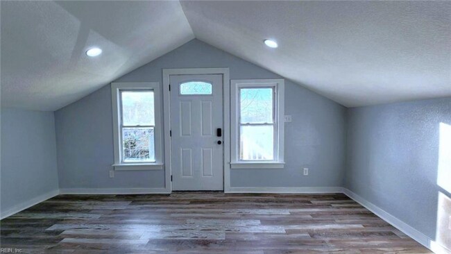 1319 W Ocean View Ave, Unit 2 in Norfolk, VA - Building Photo - Building Photo