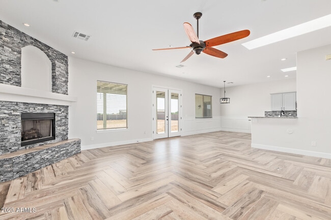 24431 W Horned Owl Trail in Wittmann, AZ - Foto de edificio - Building Photo