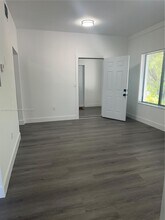 638 SW 21st Ave, Unit 2 in Miami, FL - Foto de edificio - Building Photo
