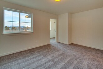 2549 NE Purcell Blvd in Bend, OR - Foto de edificio - Building Photo