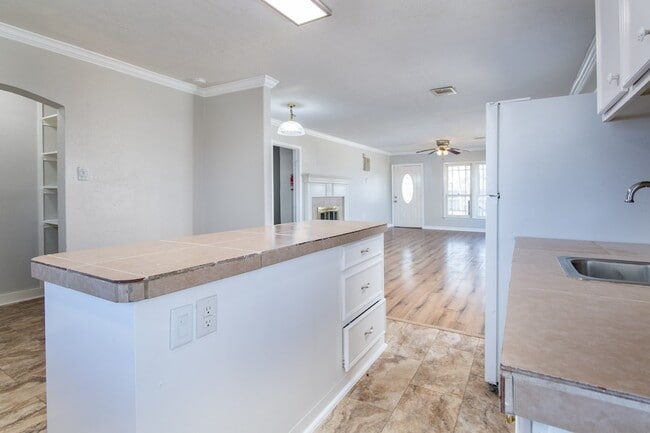 1007 E Main St in Tomball, TX - Building Photo - Building Photo