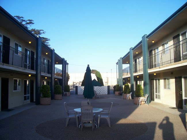 Spruce Tree Apartments in Downey, CA - Foto de edificio - Building Photo