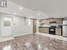 562 Nairn Circle in Milton, ON - Building Photo