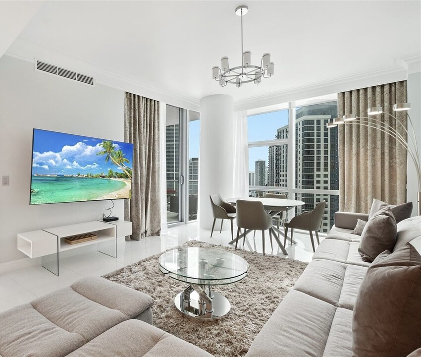 851 NE 1st Ave, Unit 3111 in Miami, FL - Building Photo