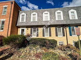 1325 Lynnbrook Dr in Arlington, VA - Building Photo
