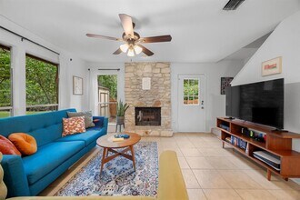 9100 Mountain Ridge Dr in Austin, TX - Foto de edificio - Building Photo