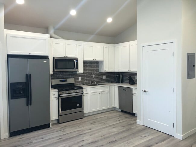 6140 W 74th St in Los Angeles, CA - Foto de edificio - Building Photo