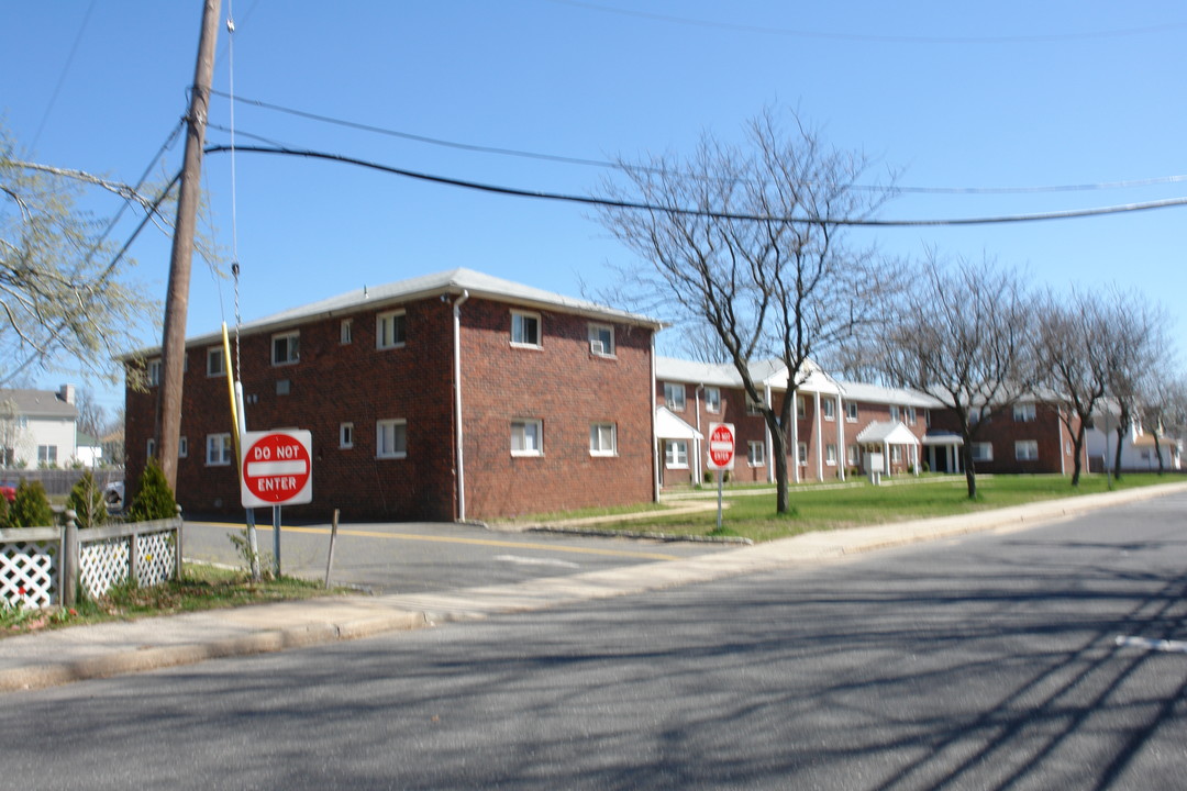 Richardson Apartments in Eatontown, NJ - Foto de edificio